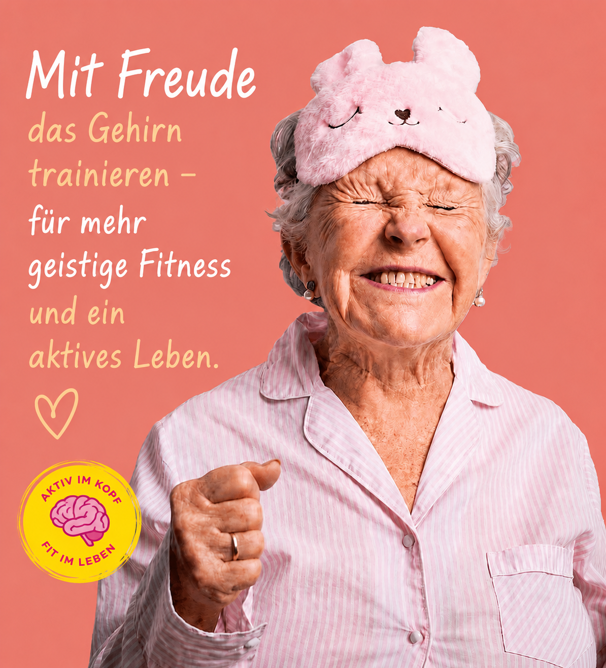 Lächelnde ältere Frau mit Schlafmaske, rosa Hintergrund, Text „Mit Freude…“ und Fitness-Logo „Aktiv im Kopf“.